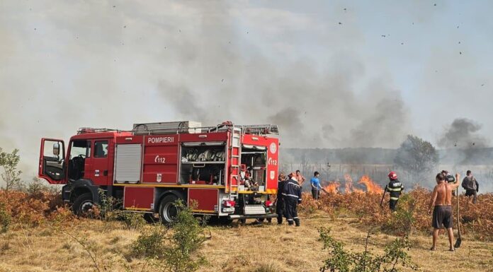 FOTO, Runcu: Jandarmii au venit în sprijinul pompierilor pentru stingerea incendiului din satul Bâlta