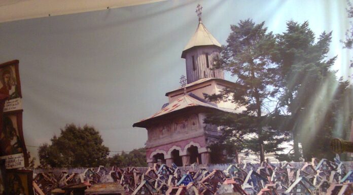 Sărbătoarea Înălţării Sfintei Cruci, la «Muzeul Crucilor» din satul Măceşu, oraşul Târgu-Cărbuneşti, Gorj! – ,,De fiecare dată, în fiecare zi de 14 septembrie, trăim acest moment de Înălţare a Sfintei Cruci”!