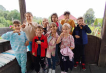 Numeroși copii la celebrarea Zilei Crucii, în curtea actualului muzeu „Casa Cartienilor”