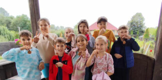 Numeroși copii la celebrarea Zilei Crucii, în curtea actualului muzeu „Casa Cartienilor”