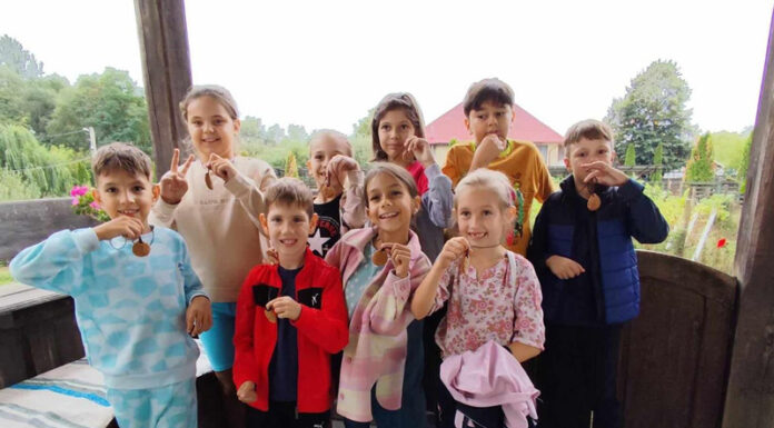 Numeroși copii la celebrarea Zilei Crucii, în curtea actualului muzeu „Casa Cartienilor”