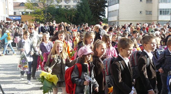 Aproximativ trei milioane de elevi au început școala