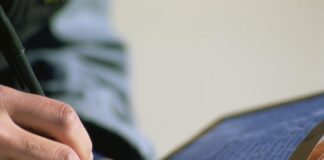 Vechea clădire a Şcolii Gimnaziale Novaci, la răscruce de drumuri