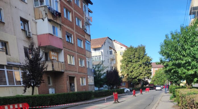 Lucrări de reparații pe o stradă din Târgu Jiu