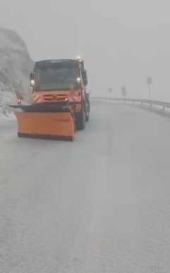 Se intervine pe Transalpina. Strat subțire de zăpadă