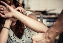 Lovită cu pumnii și picioarele și târâtă de păr, din gelozie