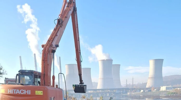 Peste 100 de tone de tot felul de resturi, colectate din apa Jiului. Decolmatare în zona barajului de la Rovinari