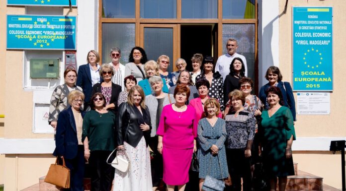 Târgu-Jiu, Colegiul Economic «Virgil Madgearu», 20 sept 2024 O revedere distinsă şi emoţionantă, la 40 de ani de la absolvirea liceului (promoţia 1984)(II) – ,,Timpul care cerne şi discerne face ca noi, oamenii, să fim exemplare unice în devenire! Orice reîntâlnire este mai mult decât un remember”!