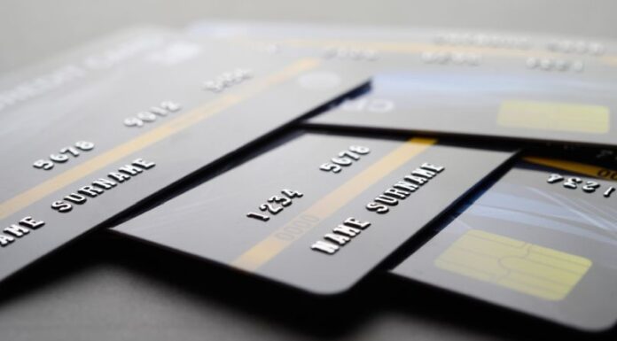 Cum au apărut cardurile bancare