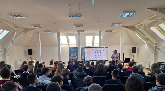 FOTO: Proiect despre siguranța în online, prezentat elevilor de la Școlile Gimnaziale „Pompiliu Marcea” Tg. Jiu și Drăguțești