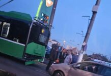Târgu Jiu: Un șofer băut a intrat cu mașina într-un troleibuz