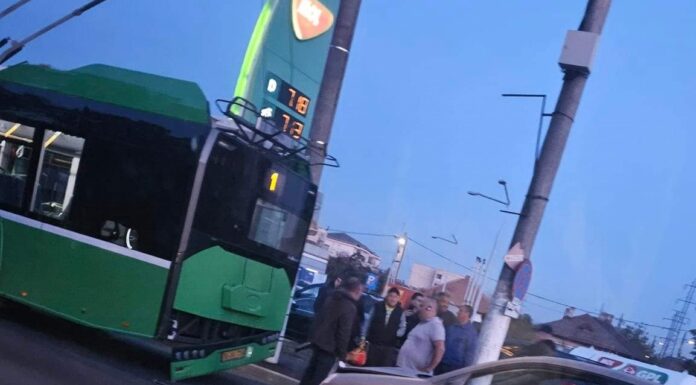 Târgu Jiu: Un șofer băut a intrat cu mașina într-un troleibuz