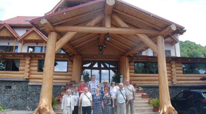 Mi-e dor de Gorjul copilăriei şi al tinereţii mele – ,,La 59 de ani de la absolvirea Liceului din Târgu-Cărbuneşti, în taina amintirilor frumoase, cred că «se intră pe uşa din faţă»”!