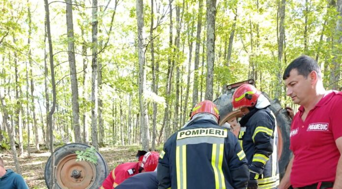 Stejari: Bărbat prins sub tractor, transportat cu elicopterul SMURD la Craiova