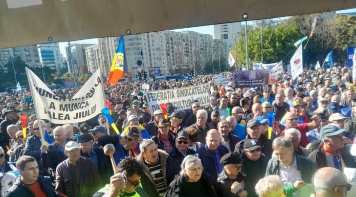 VIDEO| IMAGINI| Protest de amploare în fața Guvernului! Mii de pensionari și salariați strigă ”Jos Guvernul!”
