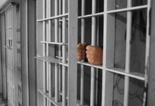 Elevul care a a trimis mesaje de ameninţare către şcoli rămâne în arrest