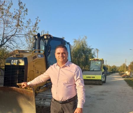Se toarnă asfalt pe 16 drumuri din Ionești