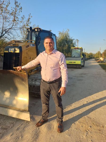 Se toarnă asfalt pe 16 drumuri din Ionești