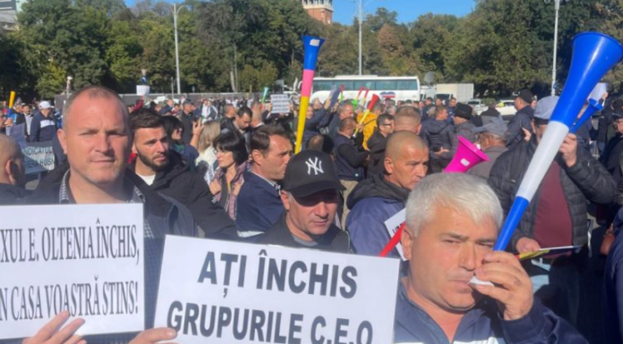 Au început protestele minerilor în fața Guvernului