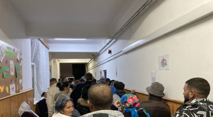 S-au înghesuit la vot la final de zi!