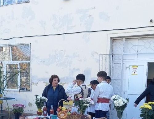Târg cu bunătăți de sezon, în curtea Școlii Gimnaziale „Ecaterina Teodoroiu”