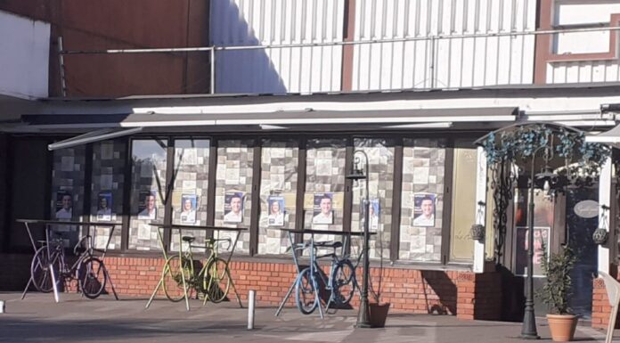 Afișe electorale lipite pe porți, geamuri și garduri. Reclamații la BEJ Gorj