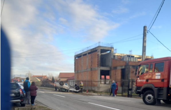 FOTO| S-a răsturnat cu mașina la Bârsești!