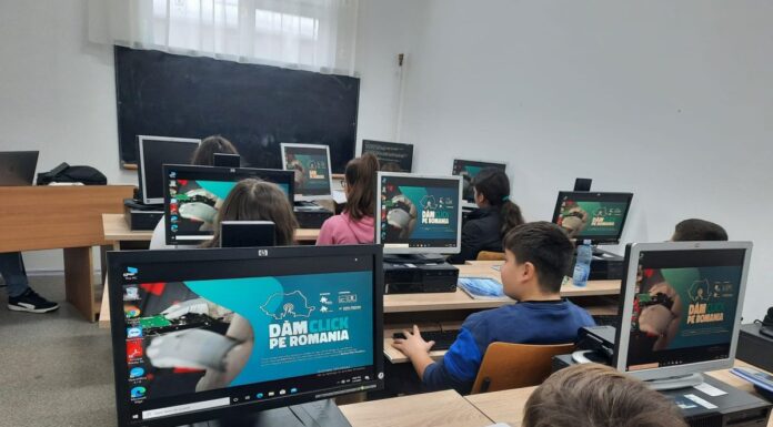 Patru instituții educaționale din județul Gorj vor primi 35 de calculatoare prin proiectul ”Dăm Click pe România”