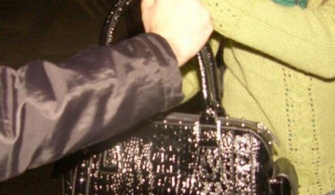 A încercat să-i fure geanta pentru o sticlă de alcool