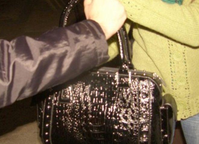 A încercat să-i fure geanta pentru o sticlă de alcool