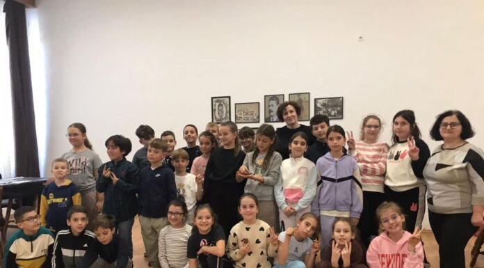 Zeci de elevi, la atelierul de cercetare și arte combinate, organizat de Muzeul Județean