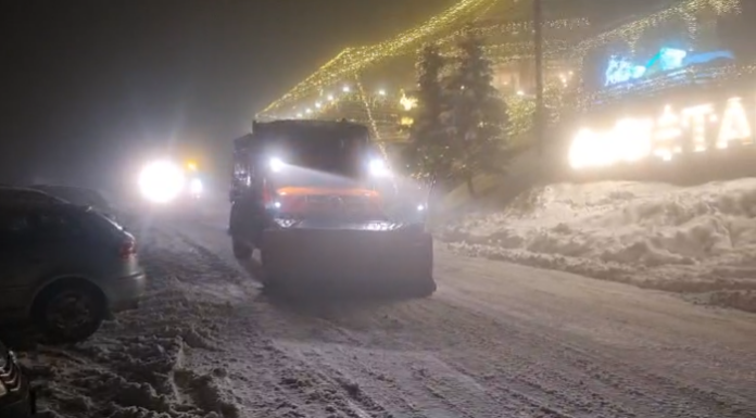 FOTO/VIDEO: Utilajele deszăpezesc la Rânca. Atenționări de vânt și viscol