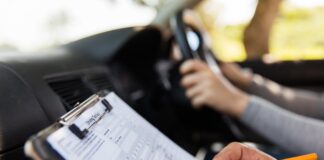 Condamnat pentru trafic de influență. I-a promis că o ajută să ia permisul auto