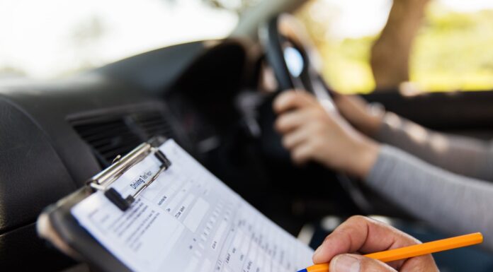 Condamnat pentru trafic de influență. I-a promis că o ajută să ia permisul auto