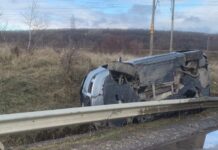 Fărcășești: O șoferiță beată și posibil drogată s-a răsturnat cu mașina