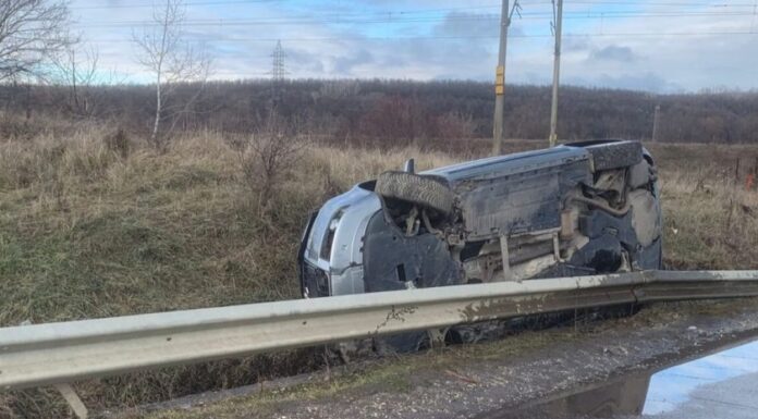 Fărcășești: O șoferiță beată și posibil drogată s-a răsturnat cu mașina