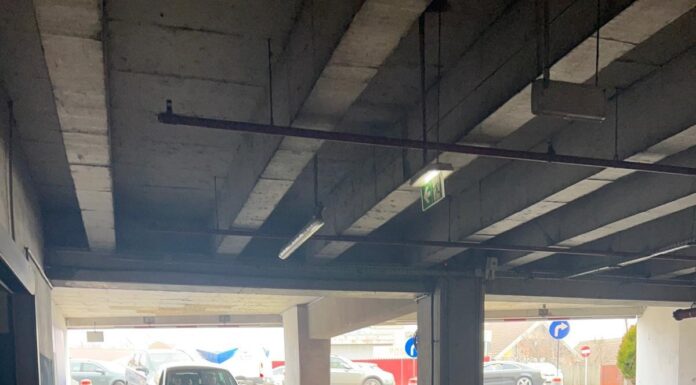 FOTO: Sistemul de bariere de la mallul din Târgu Jiu s-a blocat. Zeci de șoferi sunt prinși în aglomerație