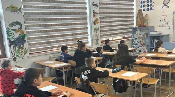 Sute de elevi la un concurs național de matematică