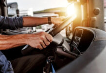 Amendă penală pentru că a condus o mașină cu numere false