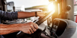 Amendă penală pentru că a condus o mașină cu numere false