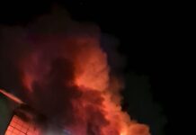 FOTO, VIDEO: Incendiu la un depozit de materiale din Tismana