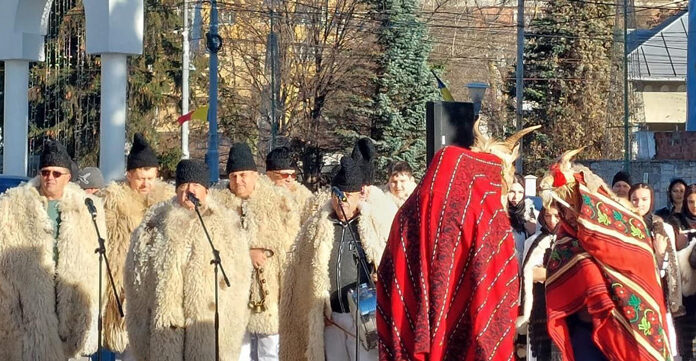 Tradițiile gorjenești prind viață la „Alaiul obiceiurilor de iarnă” de la Târgu Jiu