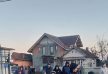 Zeci de copii au mers la colindat, alături de preotul din Tămășești