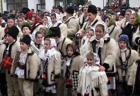 Alaiul obiceiurilor de iarnă, joi, în Piața Prefecturii din Târgu Jiu