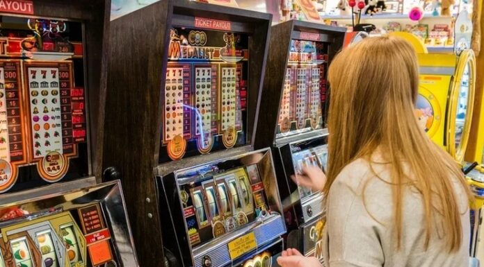 Delapidare la o sală de jocuri. A jucat banii firmei la „păcănele”