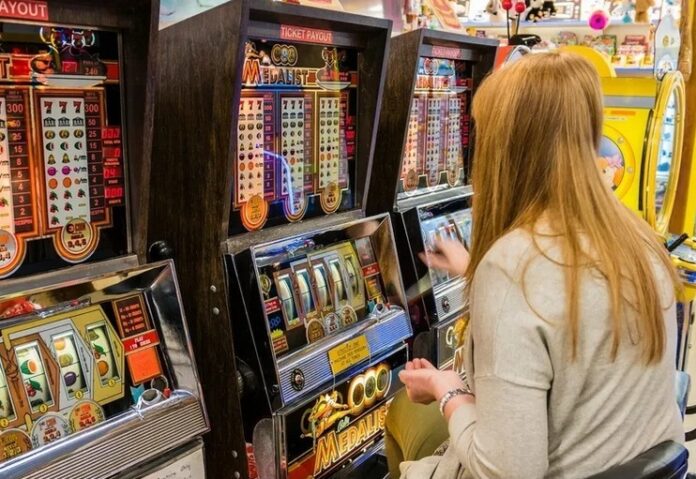 Delapidare la o sală de jocuri. A jucat banii firmei la „păcănele”