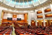 Noii parlamentari depun jurământul