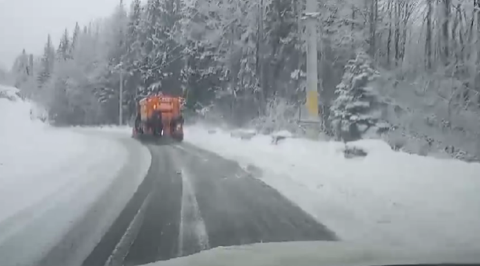 VIDEO: Utilajele de deszăpezire acționează în zonele montane