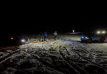 FOTO: Trei tineri din Olt, blocați cu mașina la Rânca!