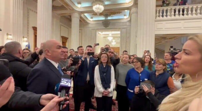 Proteste la Senat. Bolojan a început să dea afară funcționari